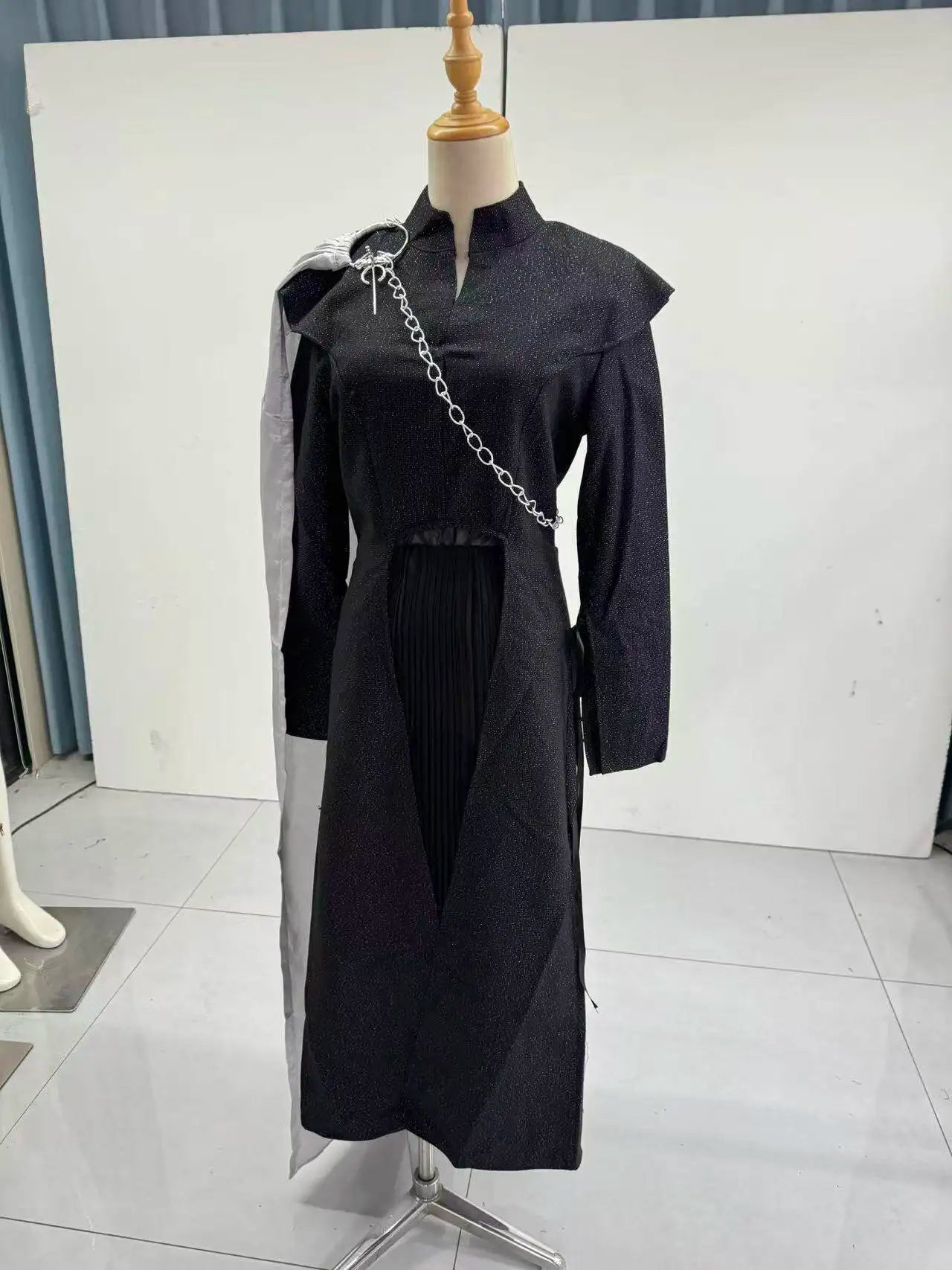 The Dragon Queen’s Regalia: Daenerys Targaryen Full Cosplay Set